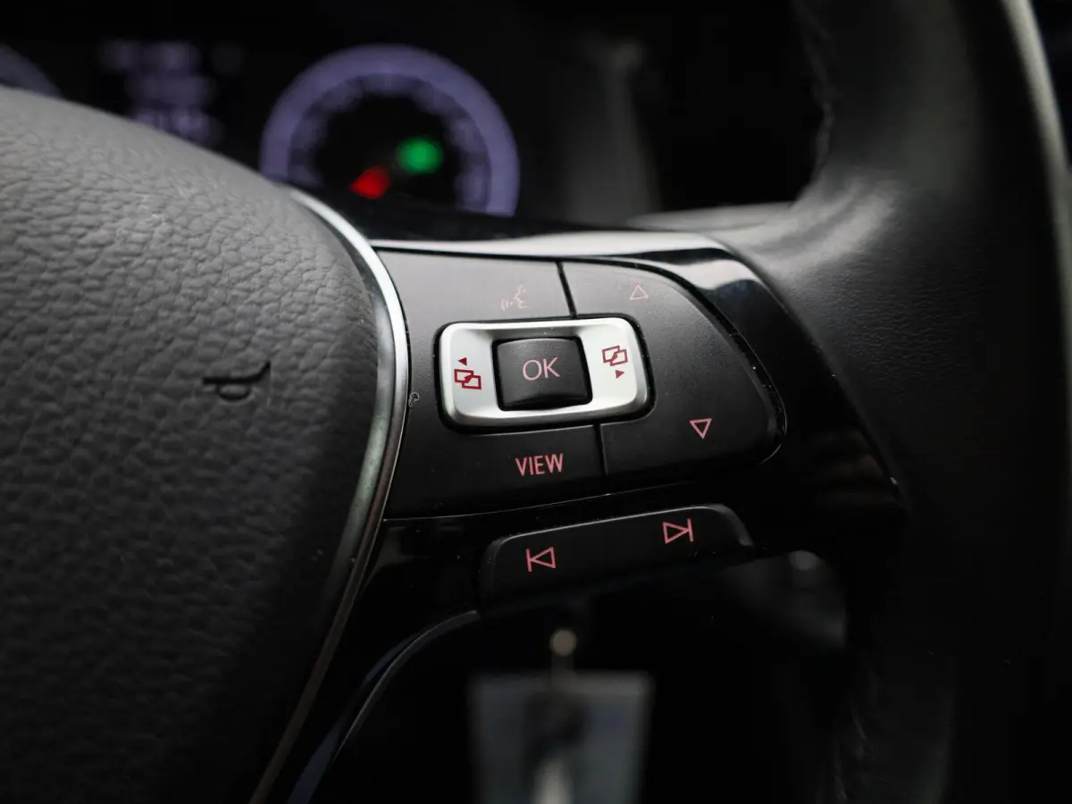 1.0 TSI R-Line Edition | AUTOMAAT | APPLE CARPLAY - ANDROID AUTO | AIRCO | NAVIGATIE | ADAPTIVE CRUISE CONTROL | LICHTMETALEN VELGEN | GETINTE RUITEN |