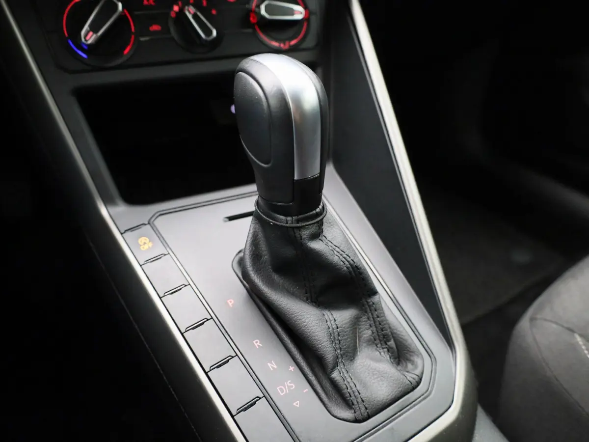 1.0 TSI R-Line Edition | AUTOMAAT | APPLE CARPLAY - ANDROID AUTO | AIRCO | NAVIGATIE | ADAPTIVE CRUISE CONTROL | LICHTMETALEN VELGEN | GETINTE RUITEN |