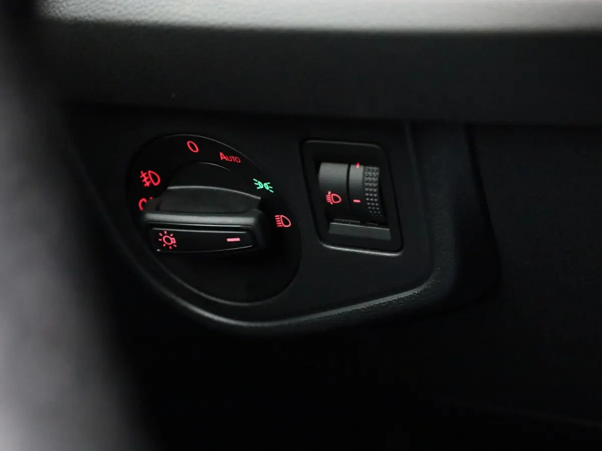 1.0 TSI R-Line Edition | AUTOMAAT | APPLE CARPLAY - ANDROID AUTO | AIRCO | NAVIGATIE | ADAPTIVE CRUISE CONTROL | LICHTMETALEN VELGEN | GETINTE RUITEN |