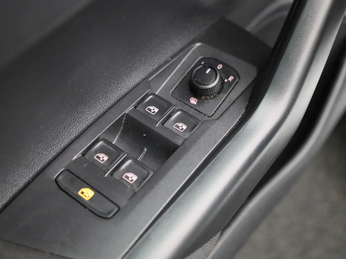 1.0 TSI R-Line Edition | AUTOMAAT | APPLE CARPLAY - ANDROID AUTO | AIRCO | NAVIGATIE | ADAPTIVE CRUISE CONTROL | LICHTMETALEN VELGEN | GETINTE RUITEN |