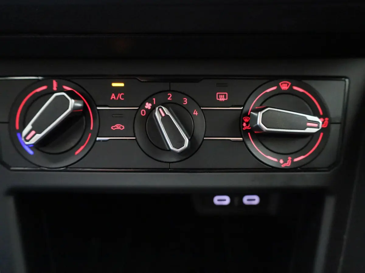 1.0 TSI R-Line Edition | AUTOMAAT | APPLE CARPLAY - ANDROID AUTO | AIRCO | NAVIGATIE | ADAPTIVE CRUISE CONTROL | LICHTMETALEN VELGEN | GETINTE RUITEN |