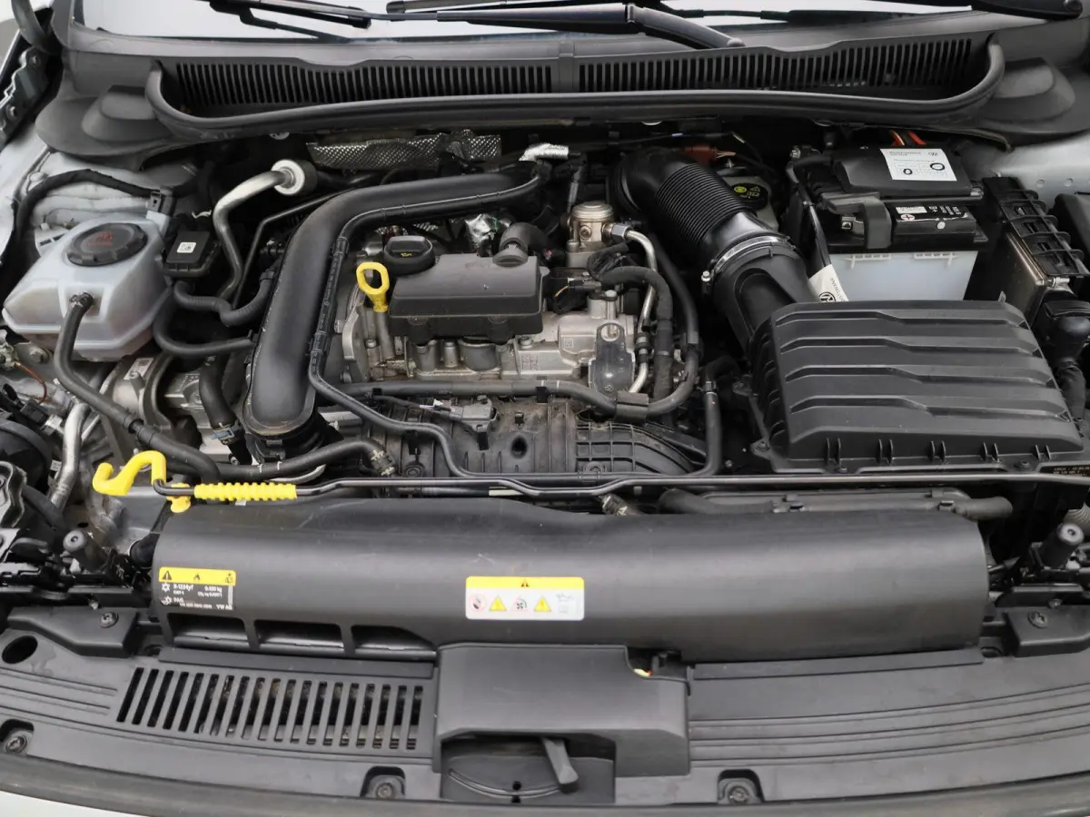 1.0 TSI R-Line Edition | AUTOMAAT | APPLE CARPLAY - ANDROID AUTO | AIRCO | NAVIGATIE | ADAPTIVE CRUISE CONTROL | LICHTMETALEN VELGEN | GETINTE RUITEN |