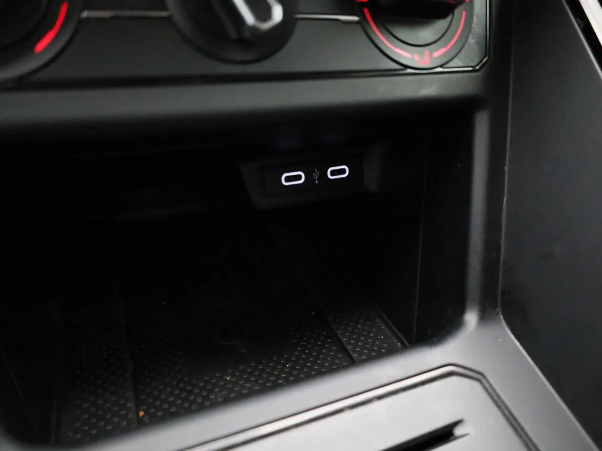 1.0 TSI R-Line Edition | AUTOMAAT | APPLE CARPLAY - ANDROID AUTO | AIRCO | NAVIGATIE | ADAPTIVE CRUISE CONTROL | LICHTMETALEN VELGEN | GETINTE RUITEN |