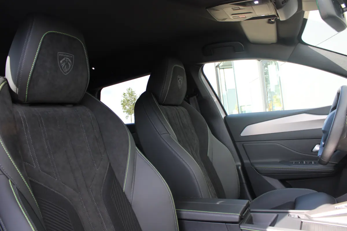 1.6 Plug-in Hybrid 195pk GT | Nieuwe auto | NL auto | Nieuwprijs €47.500,- | 11km | Luxe stoelen | Navigatie | 7,4kw Charger
