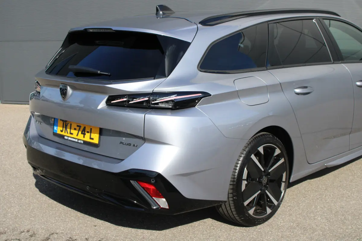 1.6 Plug-in Hybrid 195pk GT | Nieuwe auto | NL auto | Nieuwprijs €47.500,- | 11km | Luxe stoelen | Navigatie | 7,4kw Charger