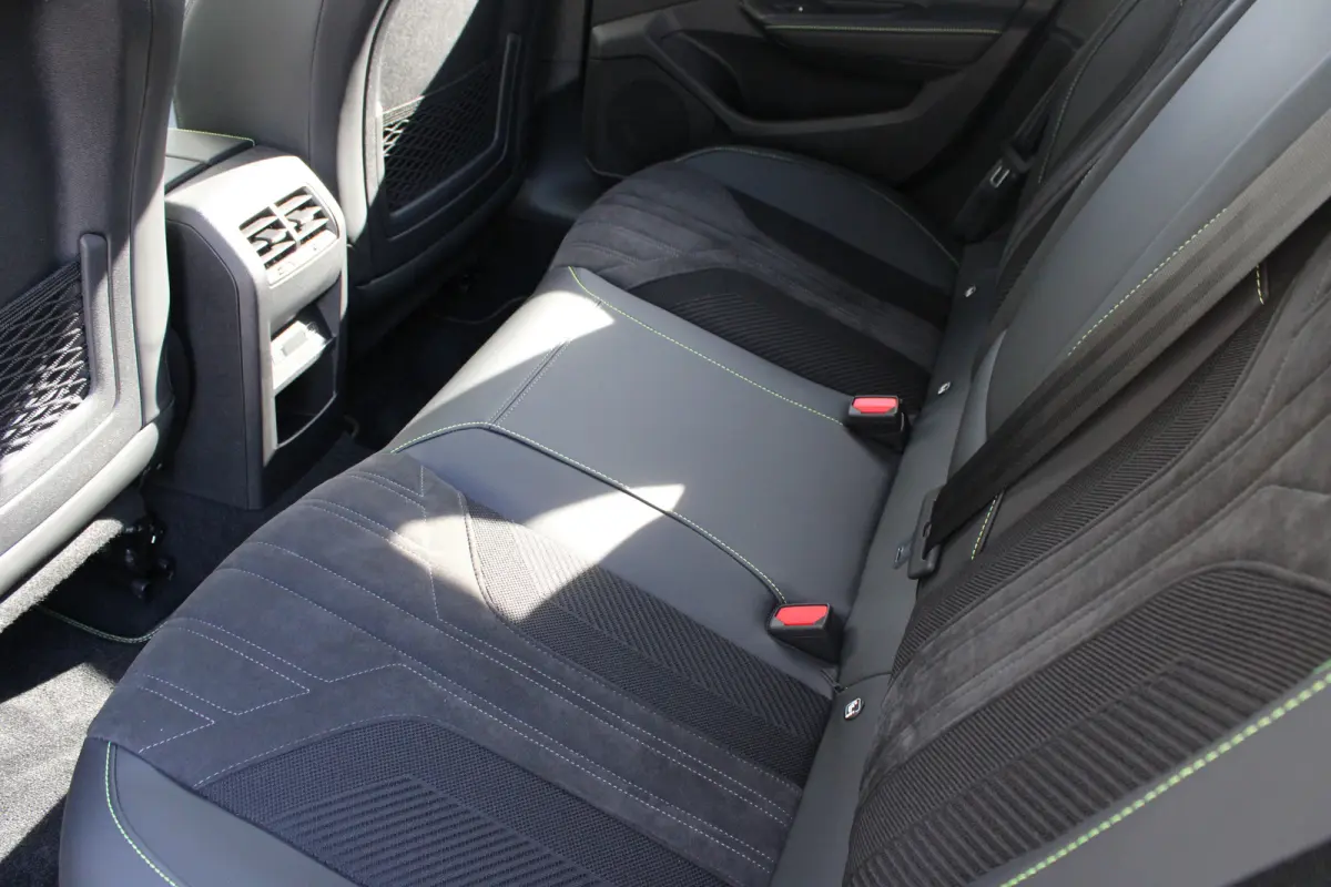 1.6 Plug-in Hybrid 195pk GT | Nieuwe auto | NL auto | Nieuwprijs €47.500,- | 11km | Luxe stoelen | Navigatie | 7,4kw Charger