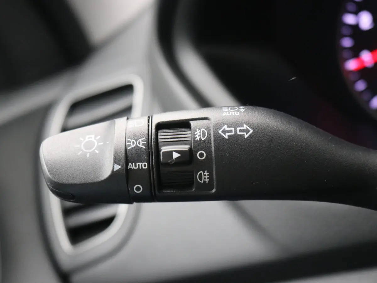 1.0 T-GDI Premium | Achterbank in delen neerklapbaar | Achteruitrijcamera | Airco (automatisch)