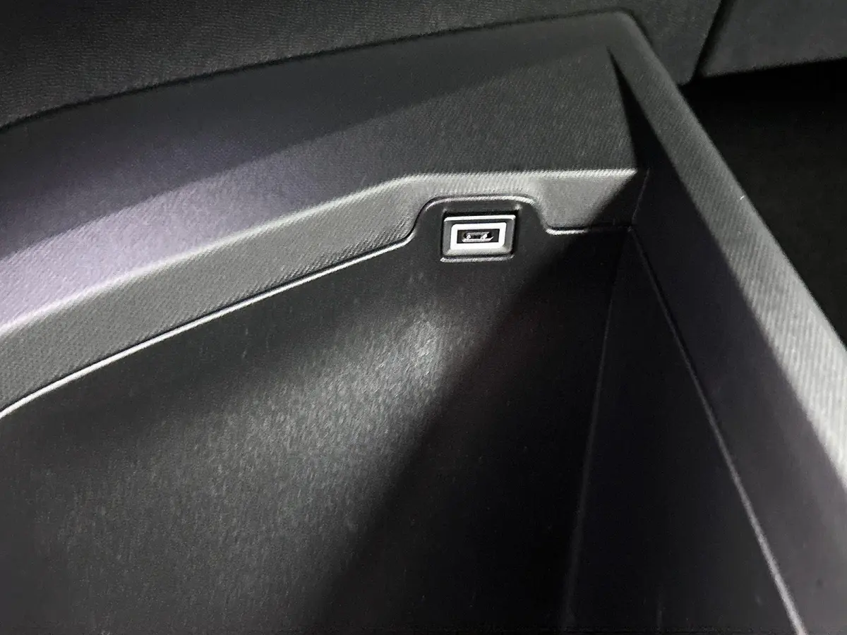 1.6 plug-in Hybrid 195pk Allure Automaat | Trekhaak | Climate Control | Cruise Control | Camera | LED Koplampen | Keyless Entry/Start | 19" Lichtmetalen Velgen | Apple Carplay/Android Auto |