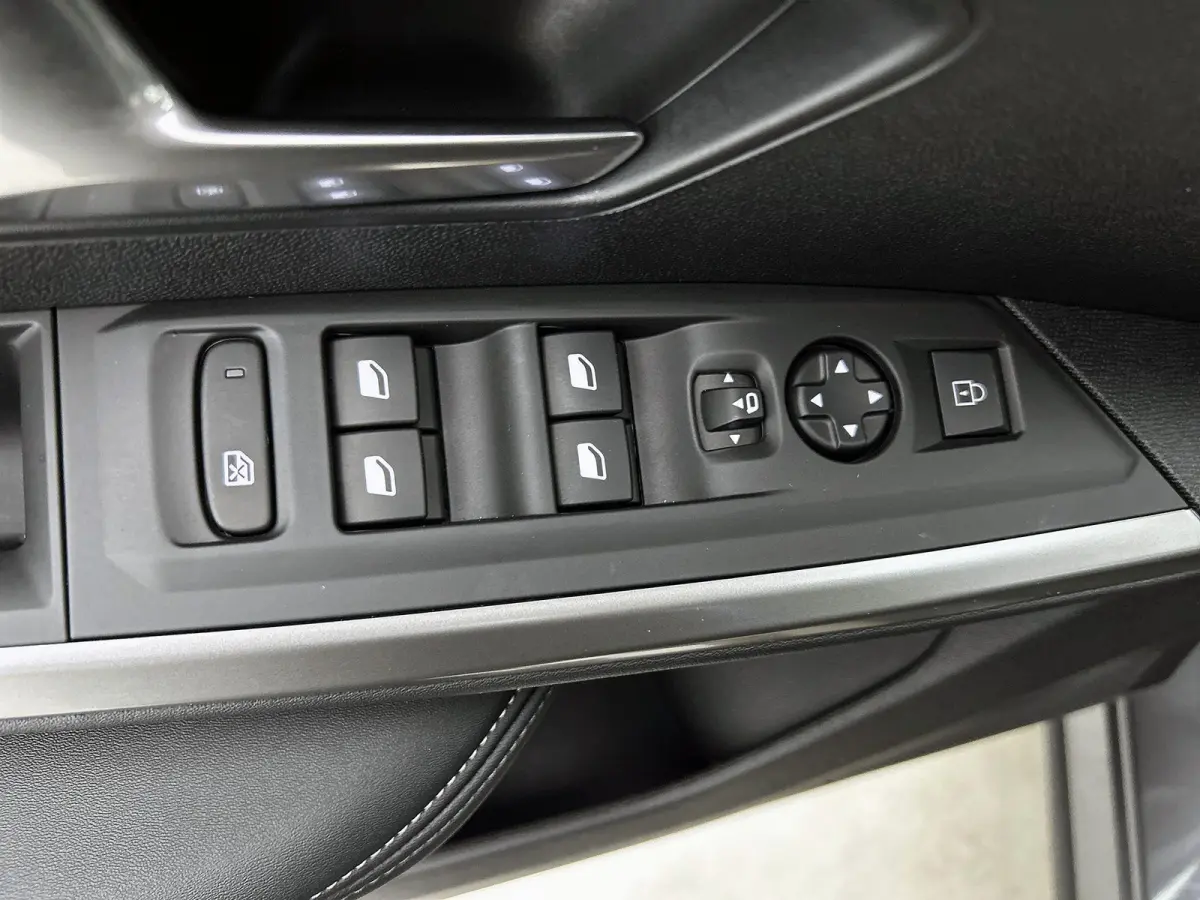 1.6 plug-in Hybrid 195pk Allure Automaat | Trekhaak | Climate Control | Cruise Control | Camera | LED Koplampen | Keyless Entry/Start | 19" Lichtmetalen Velgen | Apple Carplay/Android Auto |