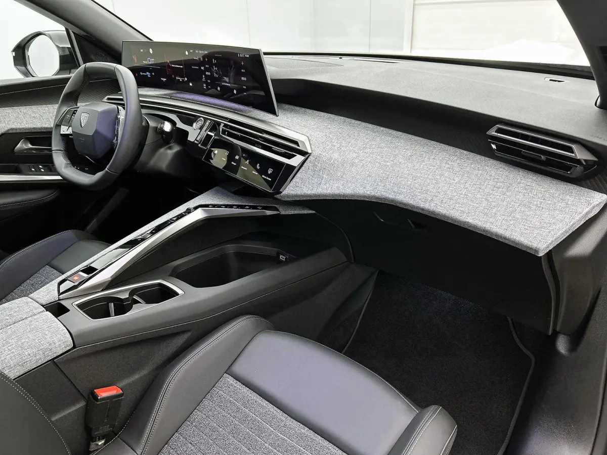 1.6 plug-in Hybrid 195pk Allure Automaat | Trekhaak | Climate Control | Cruise Control | Camera | LED Koplampen | Keyless Entry/Start | 19" Lichtmetalen Velgen | Apple Carplay/Android Auto |