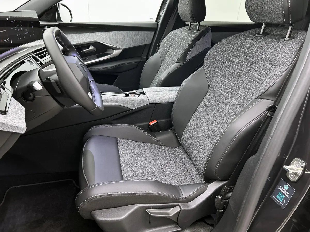 1.6 plug-in Hybrid 195pk Allure Automaat | Trekhaak | Climate Control | Cruise Control | Camera | LED Koplampen | Keyless Entry/Start | 19" Lichtmetalen Velgen | Apple Carplay/Android Auto |