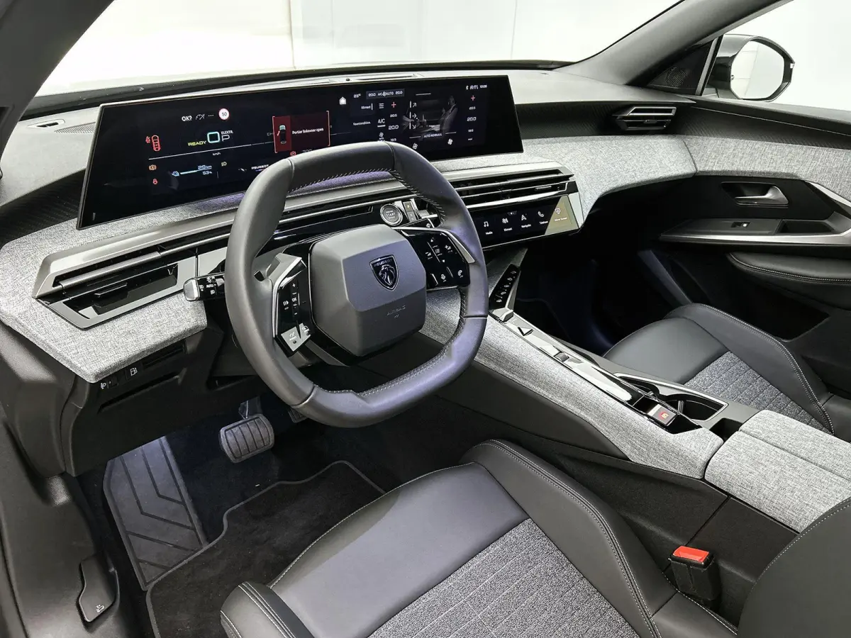 1.6 plug-in Hybrid 195pk Allure Automaat | Trekhaak | Climate Control | Cruise Control | Camera | LED Koplampen | Keyless Entry/Start | 19" Lichtmetalen Velgen | Apple Carplay/Android Auto |