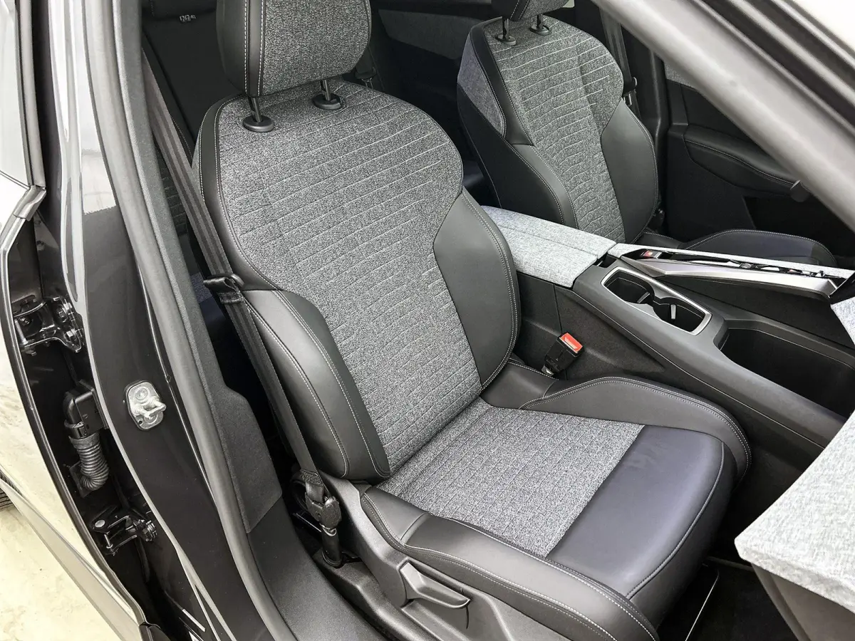 1.6 plug-in Hybrid 195pk Allure Automaat | Trekhaak | Climate Control | Cruise Control | Camera | LED Koplampen | Keyless Entry/Start | 19" Lichtmetalen Velgen | Apple Carplay/Android Auto |