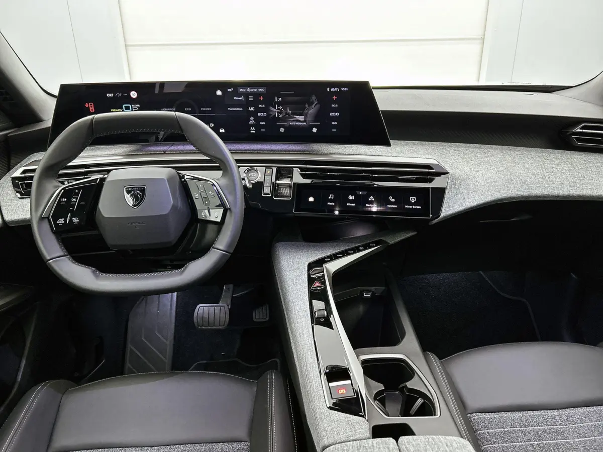 1.6 plug-in Hybrid 195pk Allure Automaat | Trekhaak | Climate Control | Cruise Control | Camera | LED Koplampen | Keyless Entry/Start | 19" Lichtmetalen Velgen | Apple Carplay/Android Auto |