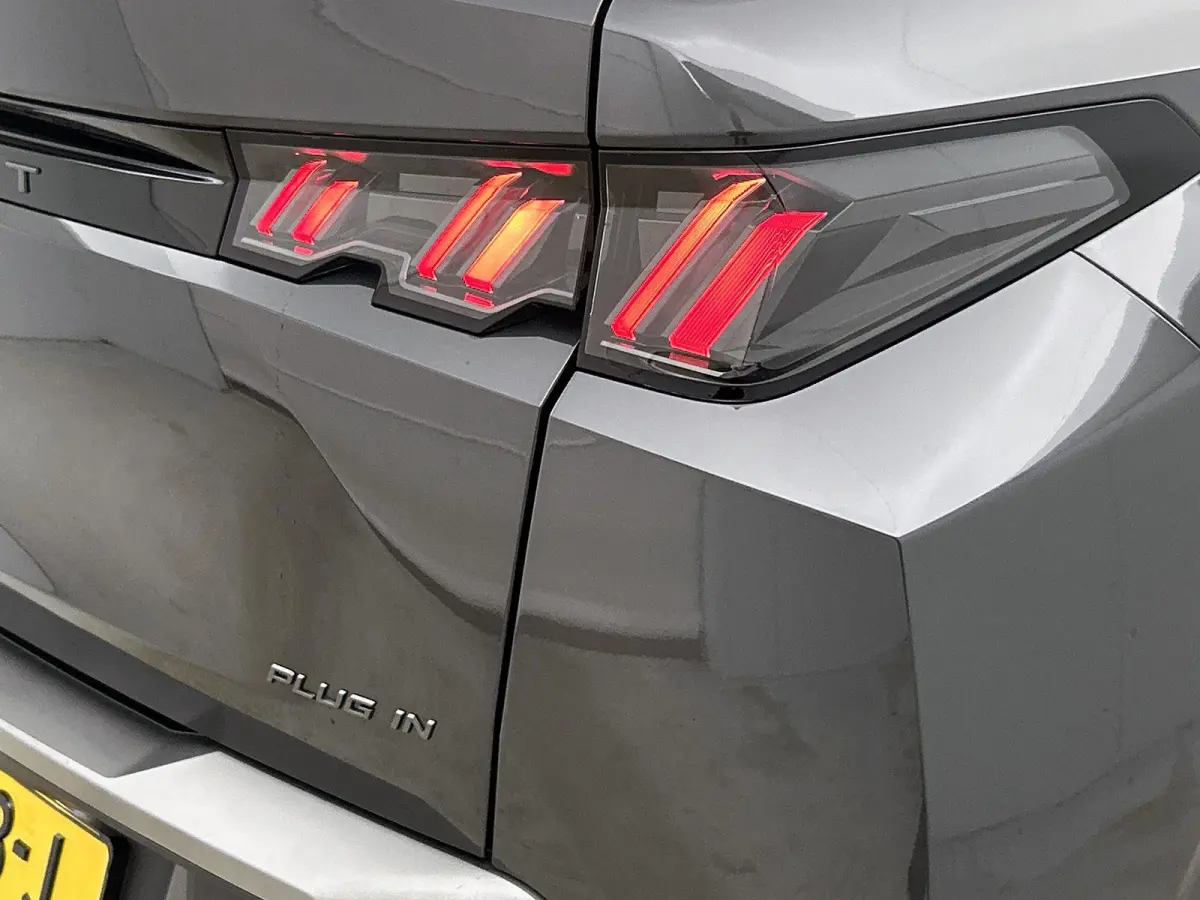 1.6 plug-in Hybrid 195pk Allure Automaat | Trekhaak | Climate Control | Cruise Control | Camera | LED Koplampen | Keyless Entry/Start | 19" Lichtmetalen Velgen | Apple Carplay/Android Auto |
