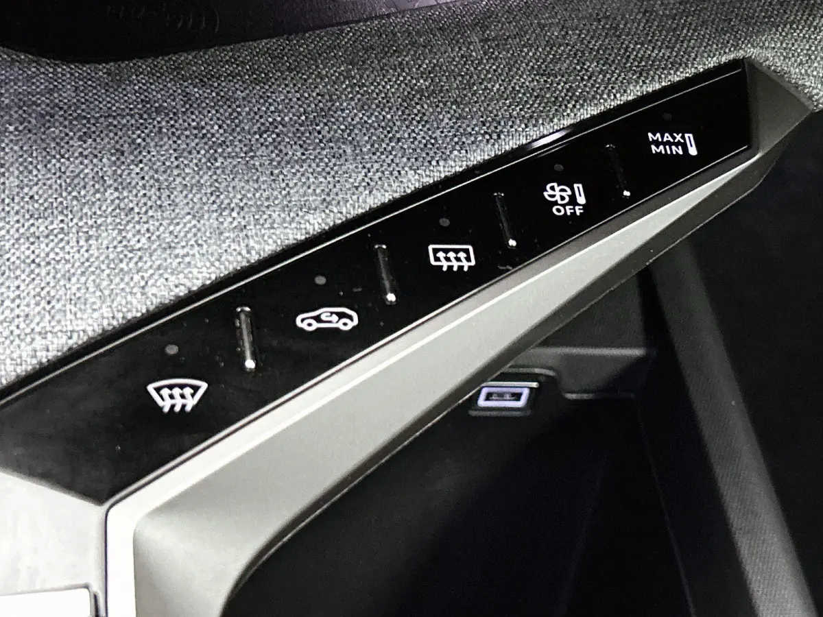 1.6 plug-in Hybrid 195pk Allure Automaat | Trekhaak | Climate Control | Cruise Control | Camera | LED Koplampen | Keyless Entry/Start | 19" Lichtmetalen Velgen | Apple Carplay/Android Auto |