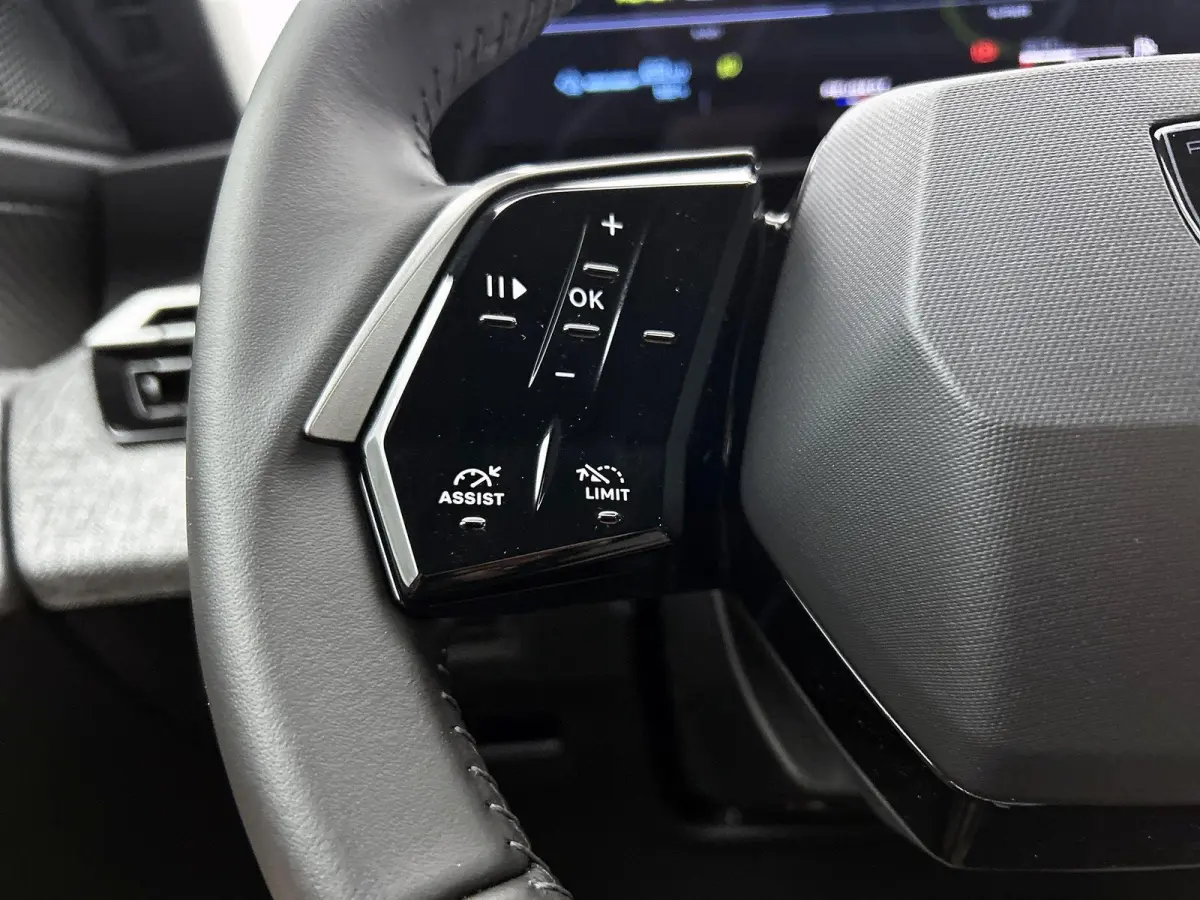 1.6 plug-in Hybrid 195pk Allure Automaat | Trekhaak | Climate Control | Cruise Control | Camera | LED Koplampen | Keyless Entry/Start | 19" Lichtmetalen Velgen | Apple Carplay/Android Auto |