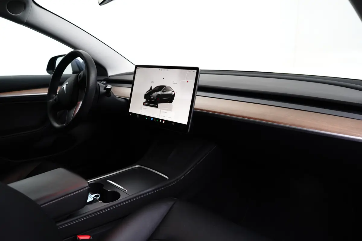 Performance 75KWH AWD | SOH 93,7% | Pano | Stoel- Stuurverwarming | Elek. Stoelen | Achteruitrijcamera | Achteruitrijcamera | Glazen dak vast | Rijassistent-systeem Autopilot (Basic)