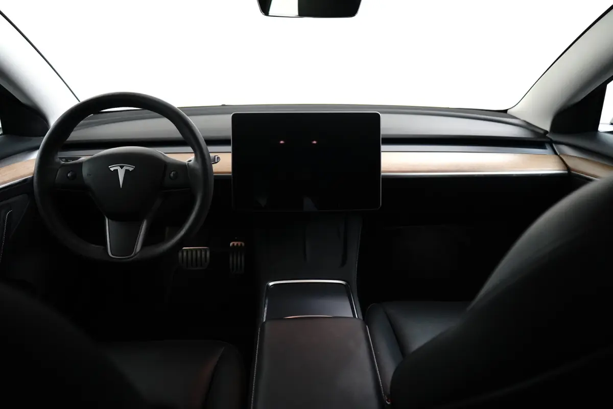 Performance 75KWH AWD | SOH 93,7% | Pano | Stoel- Stuurverwarming | Elek. Stoelen | Achteruitrijcamera | Achteruitrijcamera | Glazen dak vast | Rijassistent-systeem Autopilot (Basic)