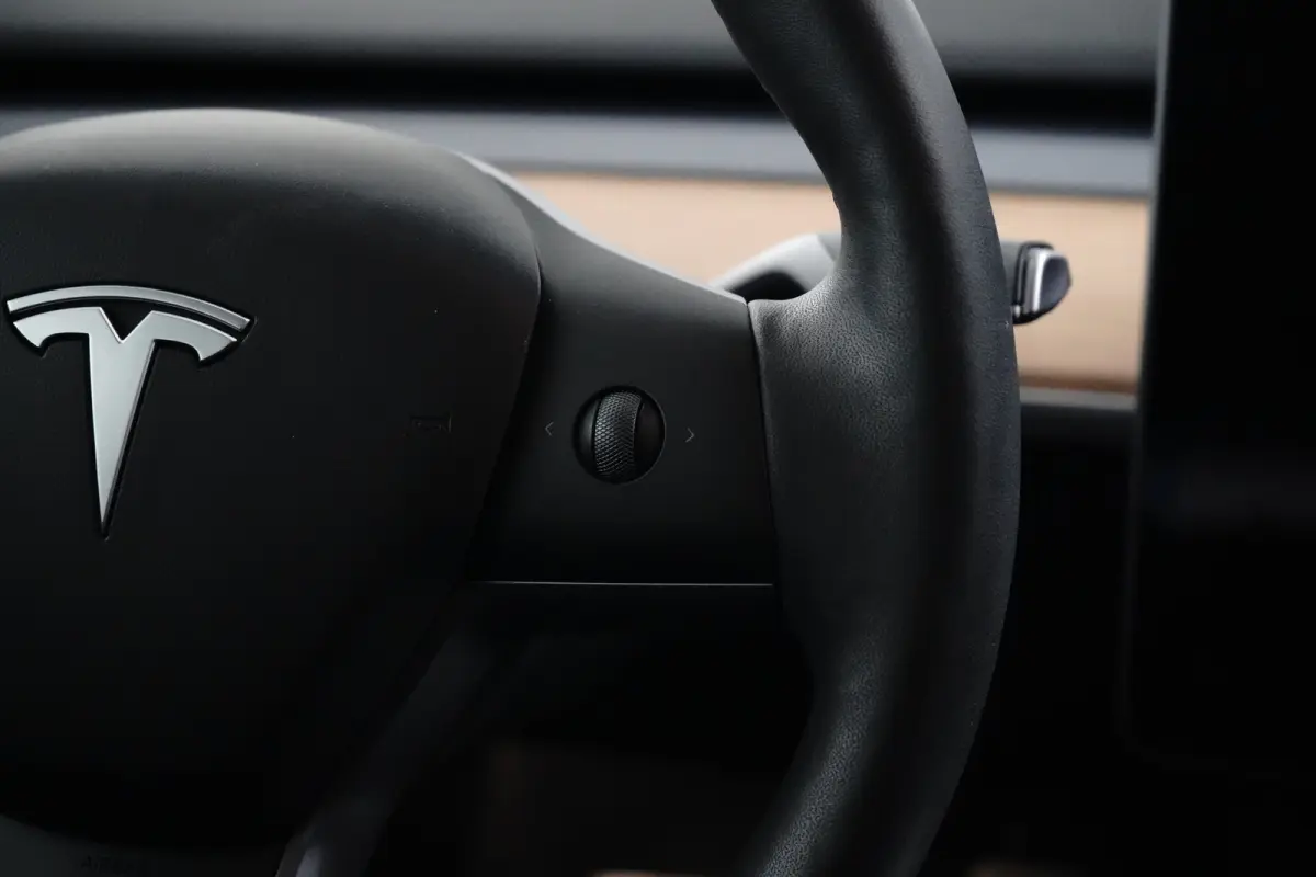 Performance 75KWH AWD | SOH 93,7% | Pano | Stoel- Stuurverwarming | Elek. Stoelen | Achteruitrijcamera | Achteruitrijcamera | Glazen dak vast | Rijassistent-systeem Autopilot (Basic)