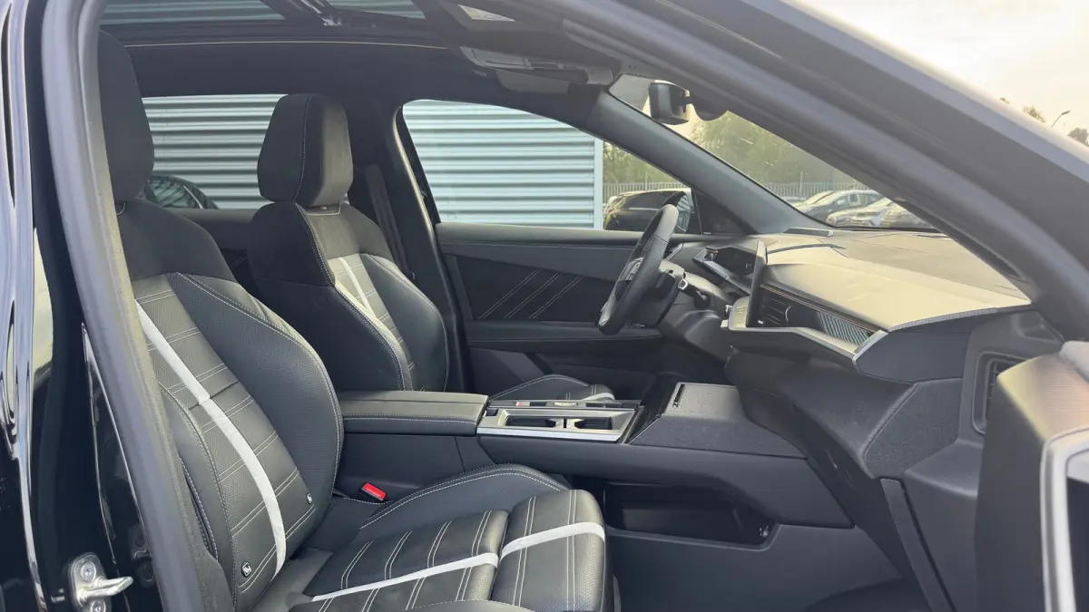 1.6 TURBO PLUG-IN HYBRID 195PK ULTIMATE GS AUTOMAAT / NAVI / LEDER / CLIMA / FULL-LED / PDC / KEYLESS / AFN. TREKHAAK / 19" LMV / PANO. DAK / ADAPT. CRUISE / 1E EIGENAAR / NIEUWSTAAT !!