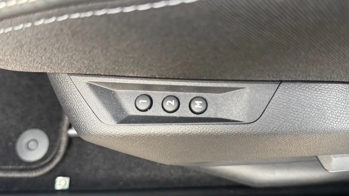 1.6 TURBO PLUG-IN HYBRID 195PK ULTIMATE GS AUTOMAAT / NAVI / LEDER / CLIMA / FULL-LED / PDC / KEYLESS / AFN. TREKHAAK / 19" LMV / PANO. DAK / ADAPT. CRUISE / 1E EIGENAAR / NIEUWSTAAT !!