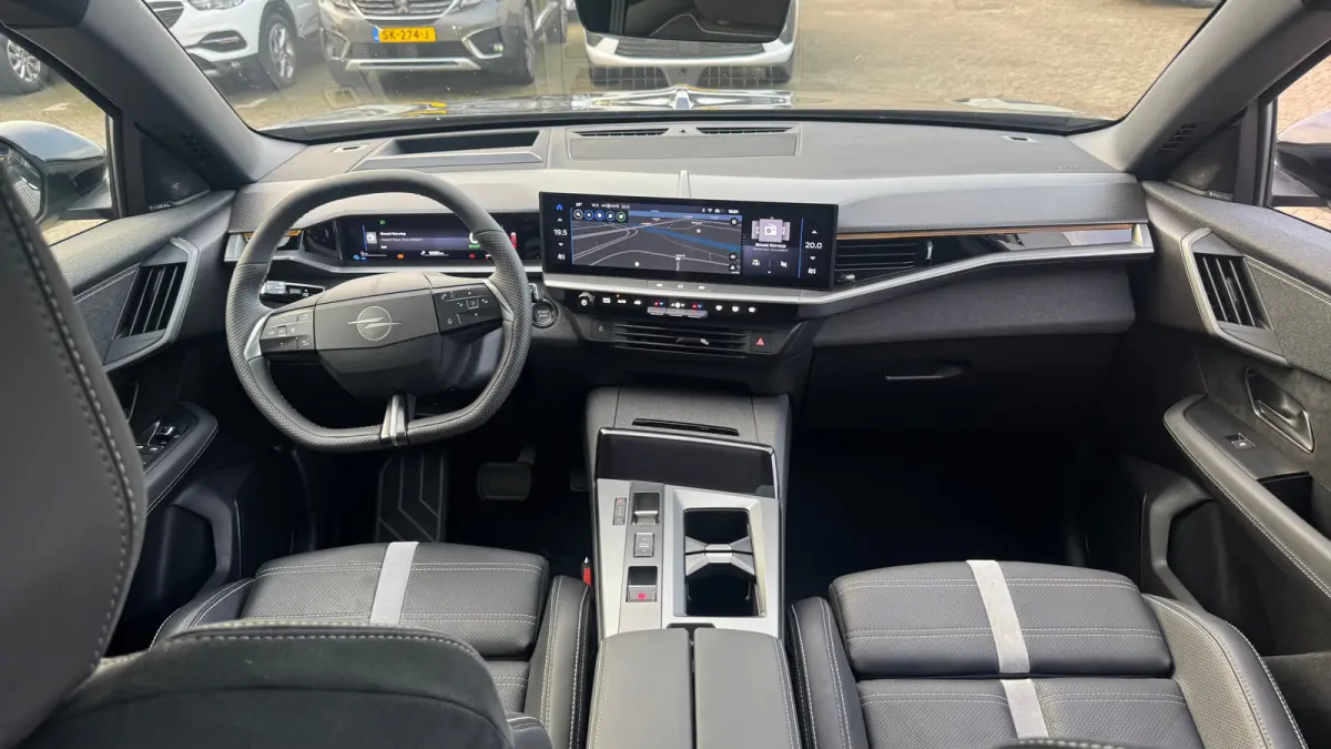 1.6 TURBO PLUG-IN HYBRID 195PK ULTIMATE GS AUTOMAAT / NAVI / LEDER / CLIMA / FULL-LED / PDC / KEYLESS / AFN. TREKHAAK / 19" LMV / PANO. DAK / ADAPT. CRUISE / 1E EIGENAAR / NIEUWSTAAT !!