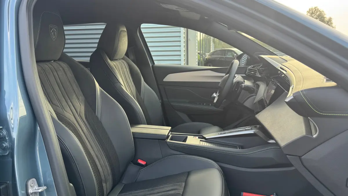 1.6 PLUG-IN HYBRID 195PK GT PACK AUTOMAAT / NAVI / LEDER / CLIMA / PDC / 18" LMV / CAMERA / KEYLESS / FULL-LED / WINTERPAKKET / APPLE CARPLAY / ADAPT. CRUISECONTROL / 1E EIGENAAR / FULL OPTI