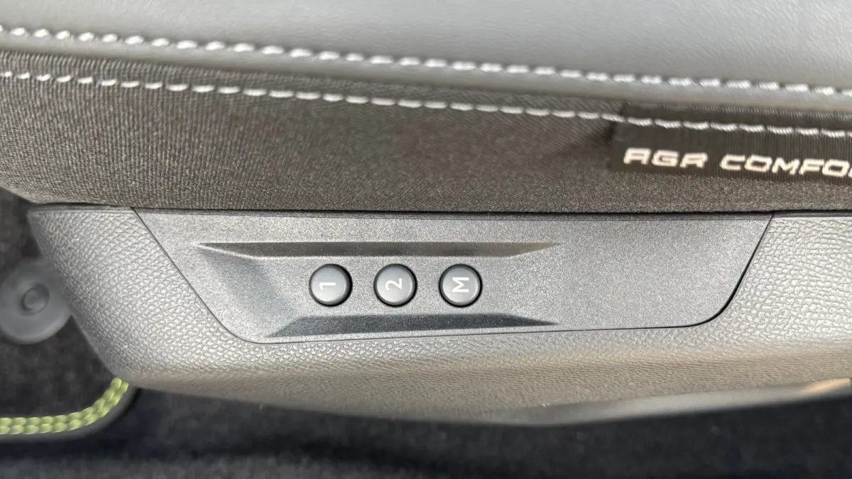 1.6 PLUG-IN HYBRID 195PK GT PACK AUTOMAAT / NAVI / LEDER / CLIMA / PDC / 18" LMV / CAMERA / KEYLESS / FULL-LED / WINTERPAKKET / APPLE CARPLAY / ADAPT. CRUISECONTROL / 1E EIGENAAR / FULL OPTI