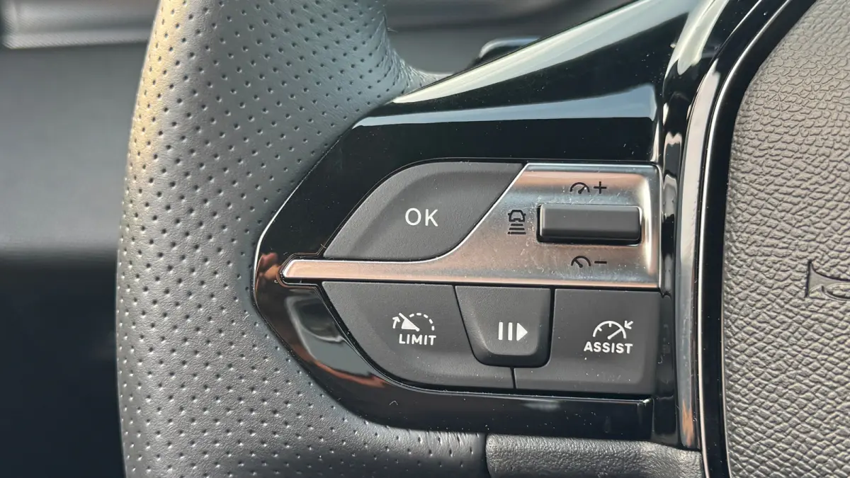 1.6 PLUG-IN HYBRID 195PK GT PACK AUTOMAAT / NAVI / LEDER / CLIMA / PDC / 18" LMV / CAMERA / KEYLESS / FULL-LED / WINTERPAKKET / APPLE CARPLAY / ADAPT. CRUISECONTROL / 1E EIGENAAR / FULL OPTI