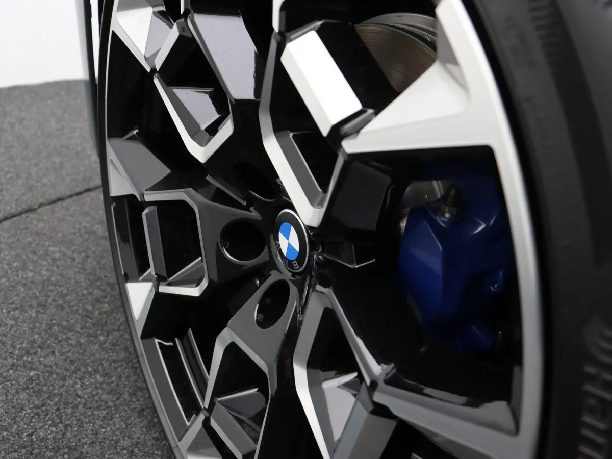 50 xDrive M Sportpakket Pro | Innovation Pack | Stuurwielrand Verwarmd | Trekhaak | Panoramadak | 	Driving Assistant Plus | BMW Panoramic Vision | Harman Kardon | 22''