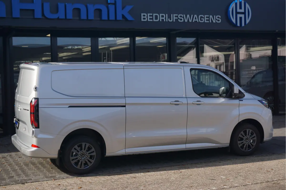 340L 218PK 71KWH Limited AUT BPM VRIJ!! Navi, ACC, 360° Cam, 17" LM NR. EC31