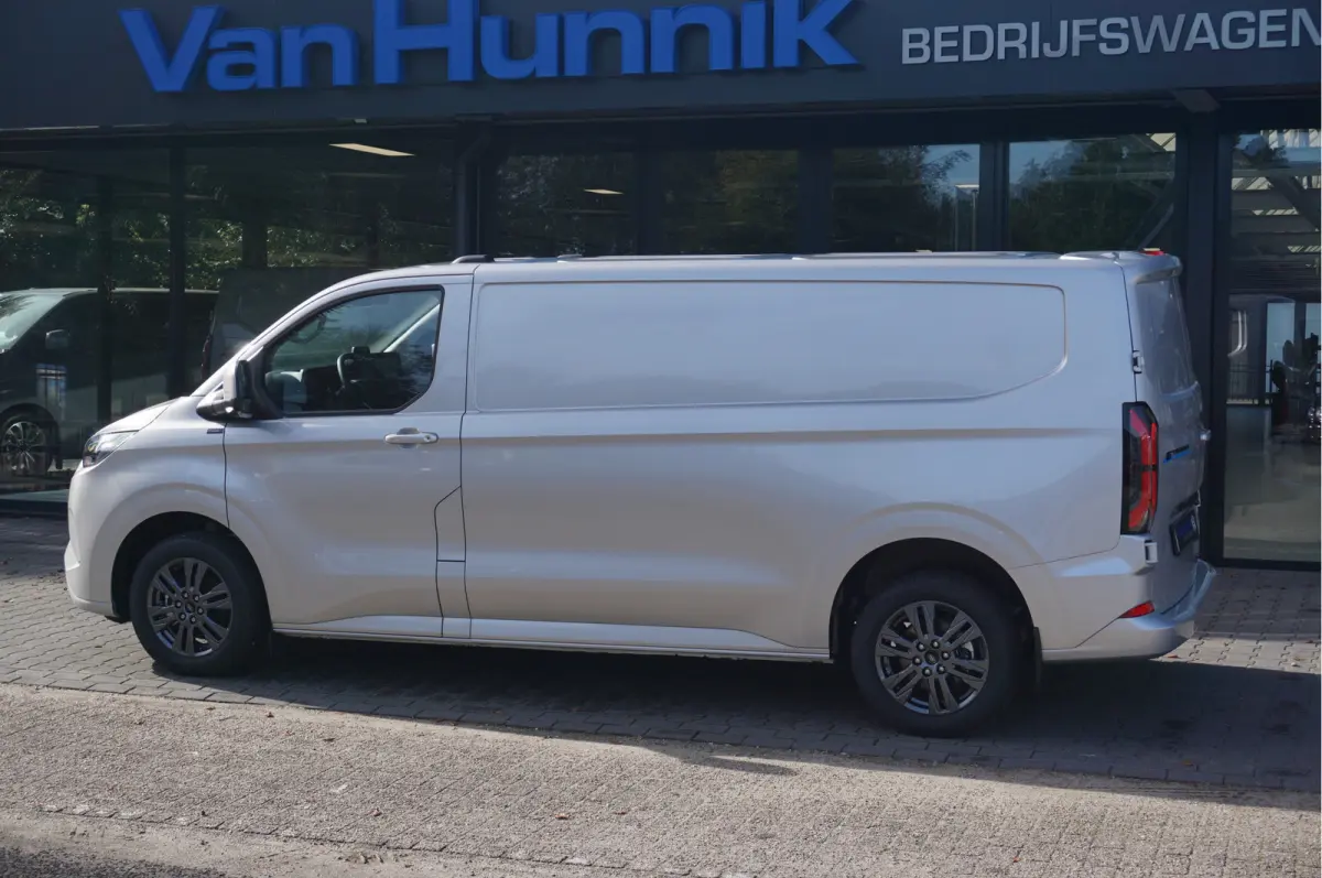 340L 218PK 71KWH Limited AUT BPM VRIJ!! Navi, ACC, 360° Cam, 17" LM NR. EC31