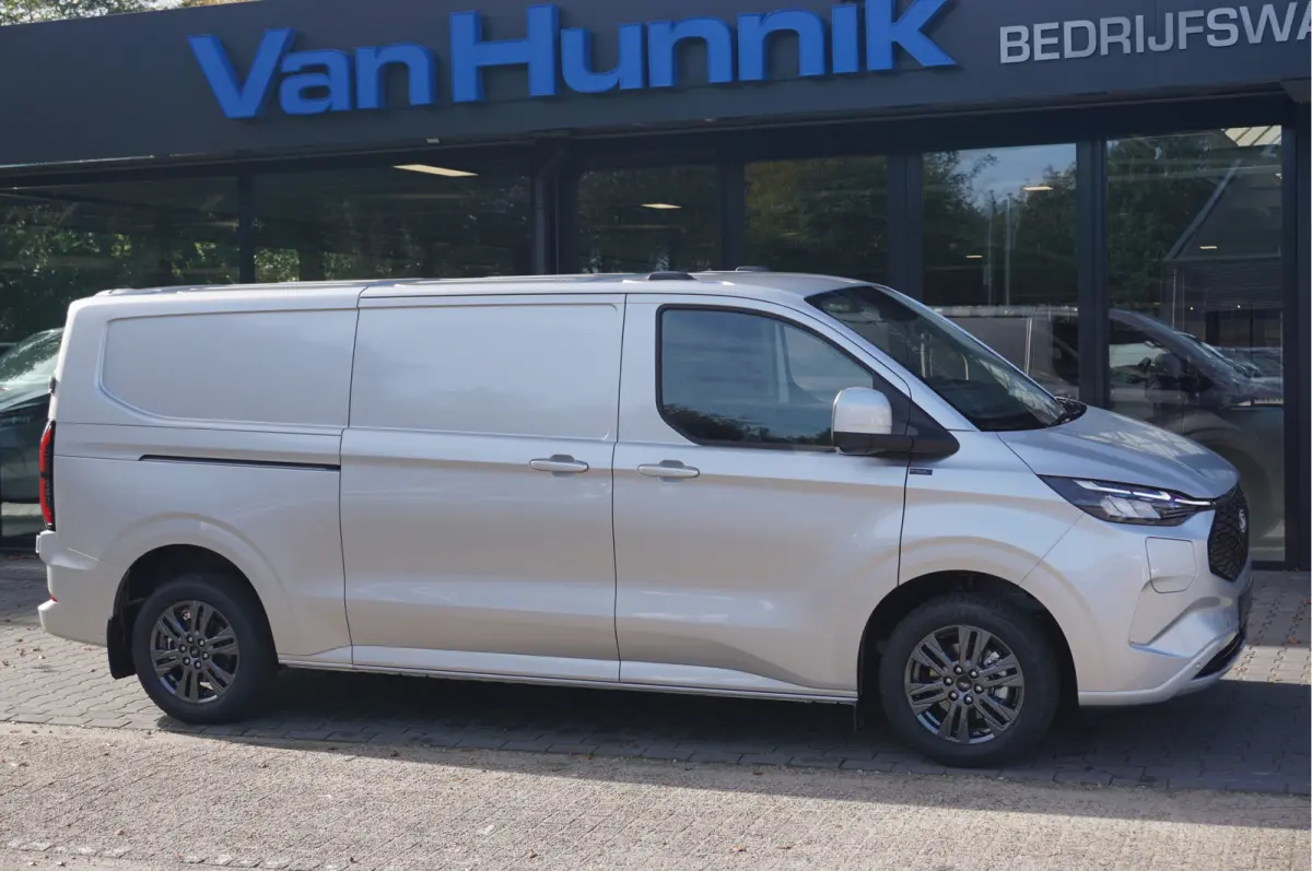 340L 218PK 71KWH Limited AUT BPM VRIJ!! Navi, ACC, 360° Cam, 17" LM NR. EC31