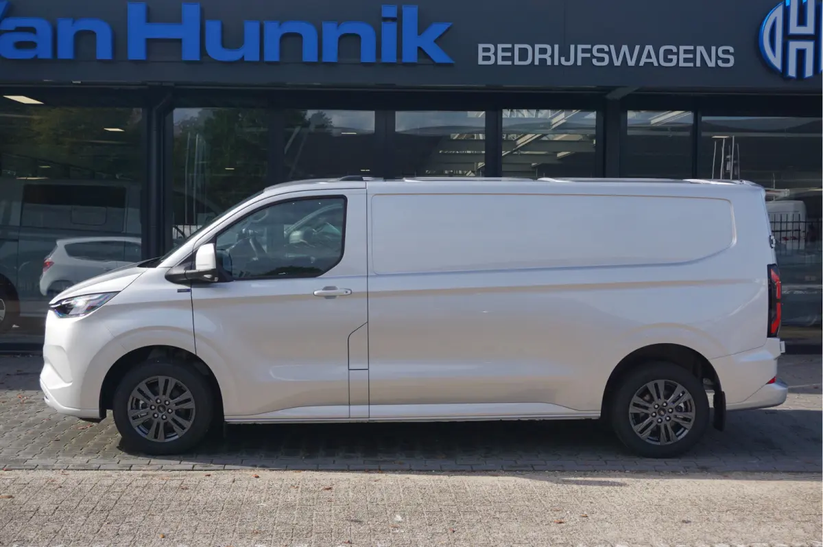 340L 218PK 71KWH Limited AUT BPM VRIJ!! Navi, ACC, 360° Cam, 17" LM NR. EC31