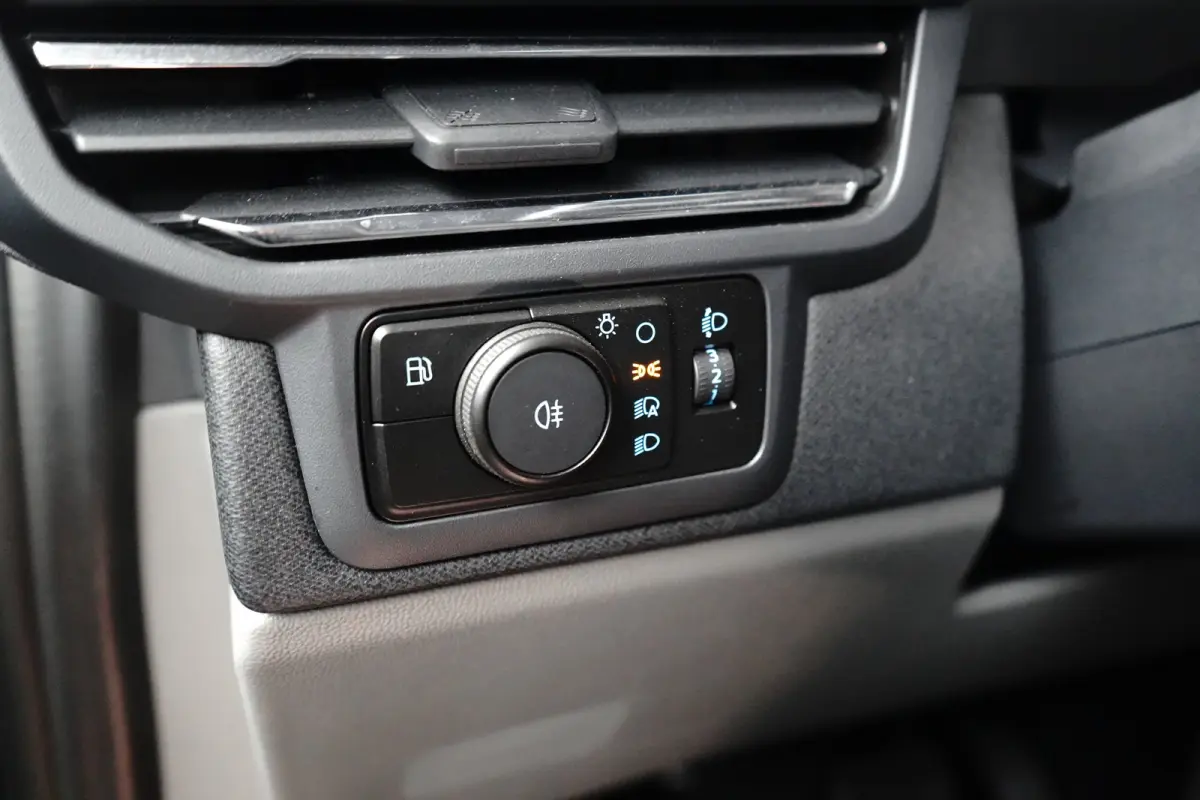 Tourneo 340 2.5 PHEV L1H1 Titanium | Stoel- Stuurverwarming | Parkeersenoren + Camera | Keyless | LED | Apple Carplay/Android Auto | Apple Carplay/Android Auto|telefoonintegratie premium | E