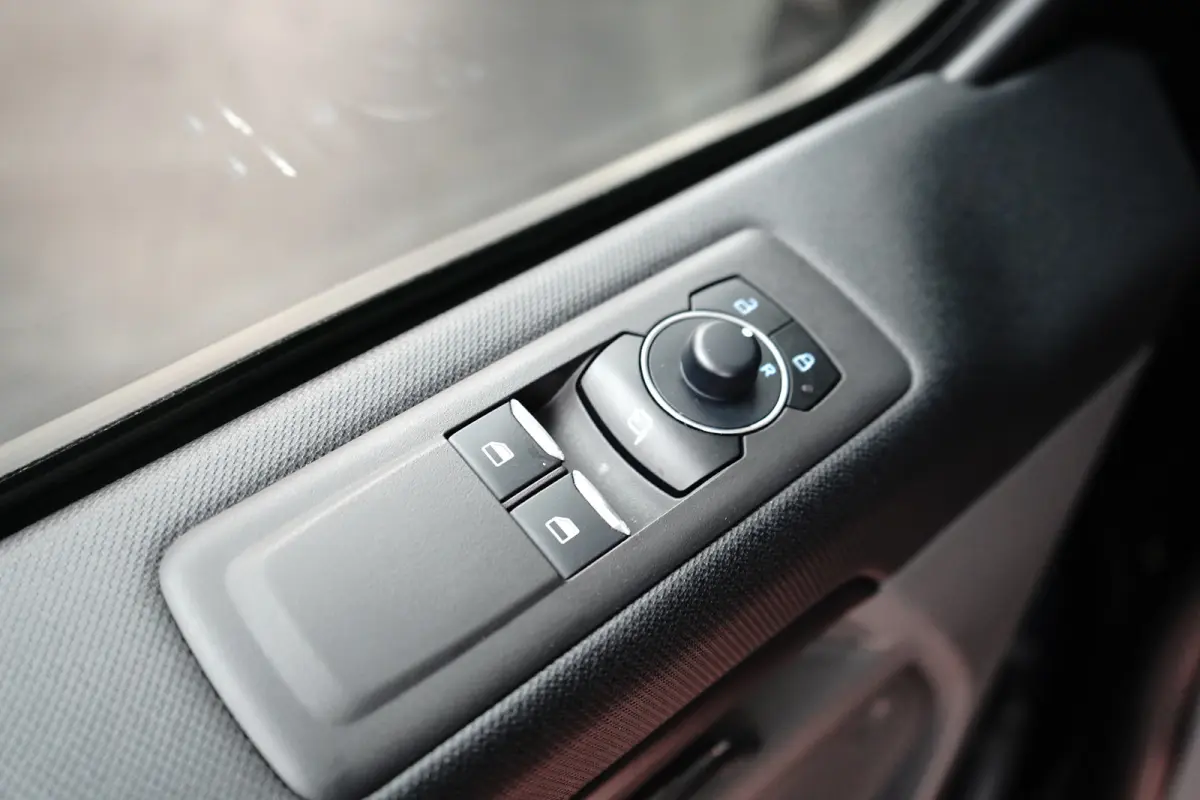 Tourneo 340 2.5 PHEV L1H1 Titanium | Stoel- Stuurverwarming | Parkeersenoren + Camera | Keyless | LED | Apple Carplay/Android Auto | Apple Carplay/Android Auto|telefoonintegratie premium | E
