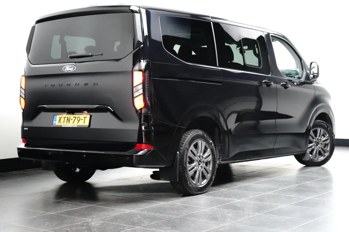 Tourneo 340 2.5 PHEV L1H1 Titanium | Stoel- Stuurverwarming | Parkeersenoren + Camera | Keyless | LED | Apple Carplay/Android Auto | Apple Carplay/Android Auto|telefoonintegratie premium | E