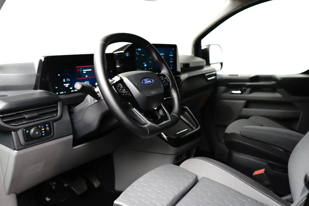 Tourneo 340 2.5 PHEV L1H1 Titanium | Stoel- Stuurverwarming | Parkeersenoren + Camera | Keyless | LED | Apple Carplay/Android Auto | Apple Carplay/Android Auto|telefoonintegratie premium | E