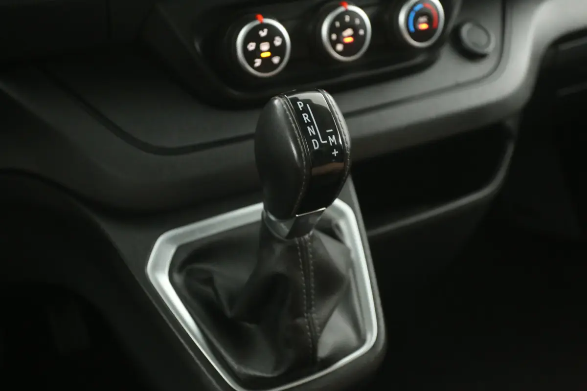 2.0 DCI 150PK L2H1 | Automaat | Airco | Camera | Cruise | Carplay | LED | 2xSchuifdeur | 3 Zits | Trekhaak