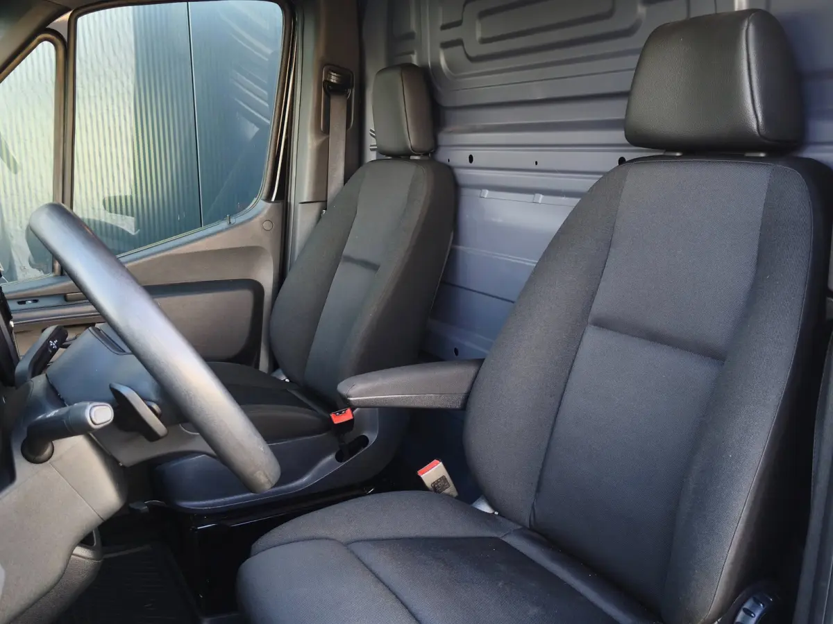 316 RWD AUTOMAAT CRUISE CLIMA 2800KG TREKHAAK CAMERA STOELVERWARMING L2H2 BLACK EDITION