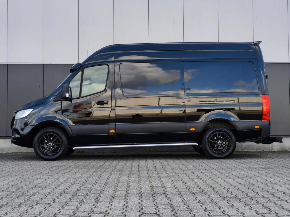 316 RWD AUTOMAAT CRUISE CLIMA 2800KG TREKHAAK CAMERA STOELVERWARMING L2H2 BLACK EDITION
