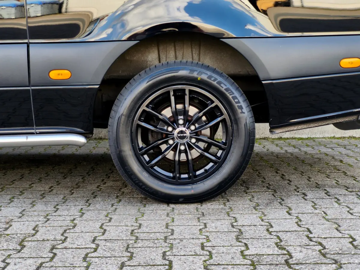 316 RWD AUTOMAAT CRUISE CLIMA 2800KG TREKHAAK CAMERA STOELVERWARMING L2H2 BLACK EDITION