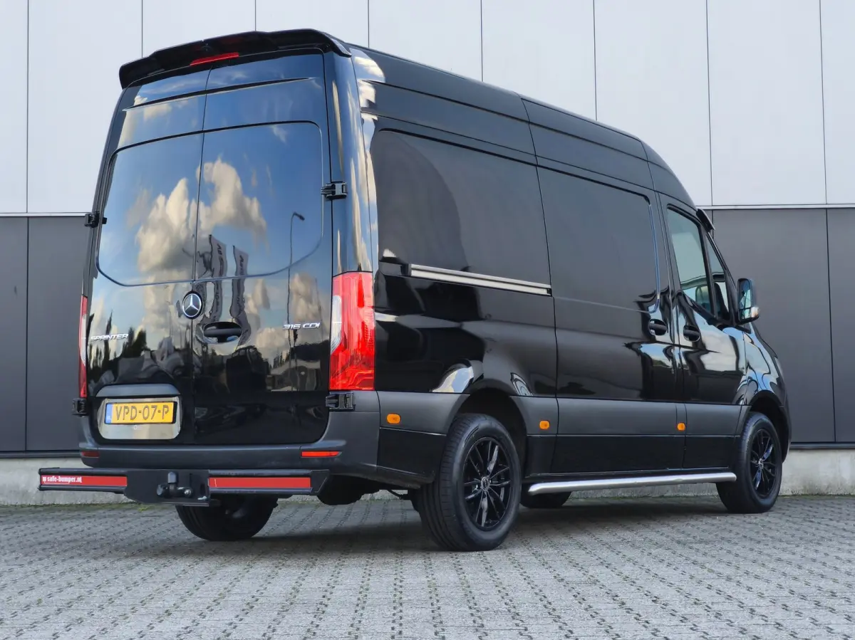 316 RWD AUTOMAAT CRUISE CLIMA 2800KG TREKHAAK CAMERA STOELVERWARMING L2H2 BLACK EDITION