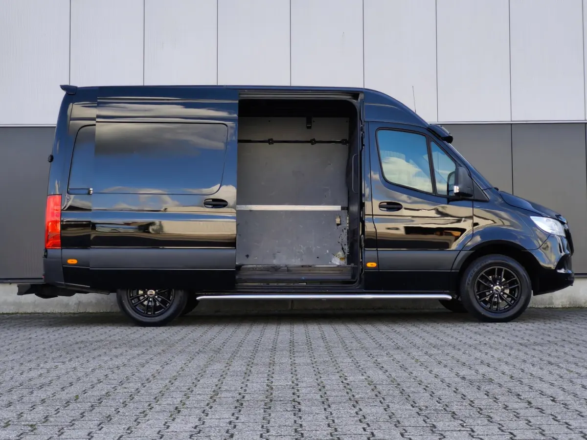 316 RWD AUTOMAAT CRUISE CLIMA 2800KG TREKHAAK CAMERA STOELVERWARMING L2H2 BLACK EDITION