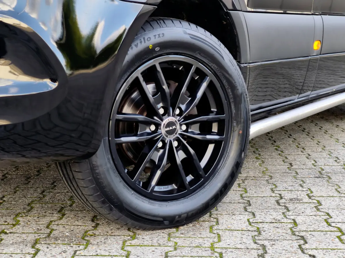 316 RWD AUTOMAAT CRUISE CLIMA 2800KG TREKHAAK CAMERA STOELVERWARMING L2H2 BLACK EDITION