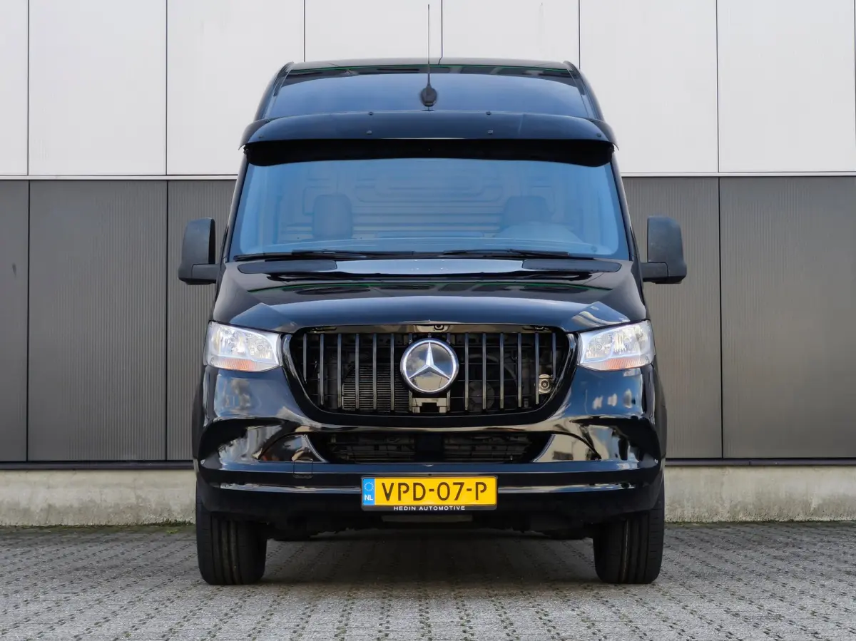 316 RWD AUTOMAAT CRUISE CLIMA 2800KG TREKHAAK CAMERA STOELVERWARMING L2H2 BLACK EDITION