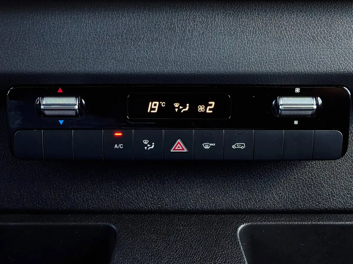 316 RWD AUTOMAAT CRUISE CLIMA 2800KG TREKHAAK CAMERA STOELVERWARMING L2H2 BLACK EDITION