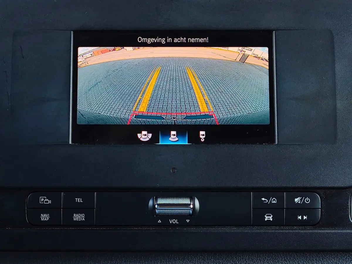 316 RWD AUTOMAAT CRUISE CLIMA 2800KG TREKHAAK CAMERA STOELVERWARMING L2H2 BLACK EDITION