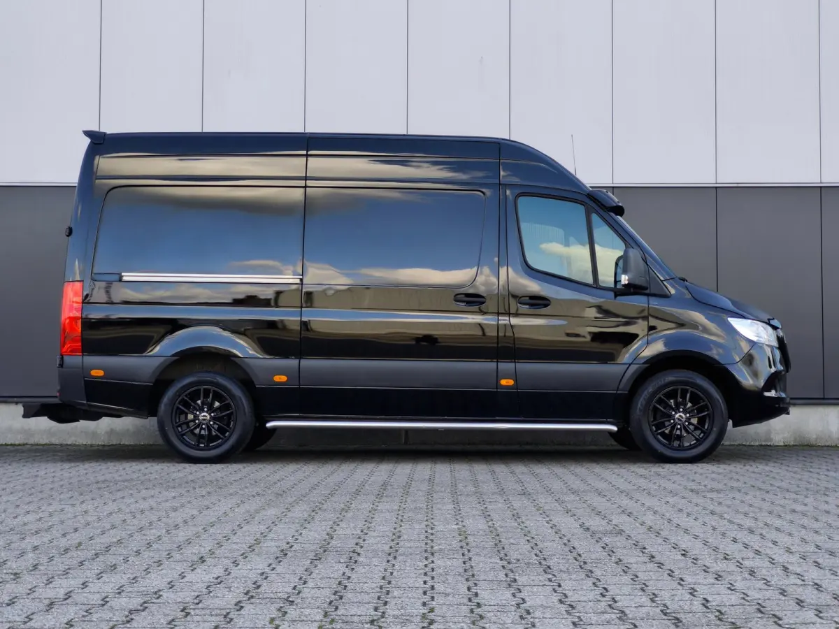 316 RWD AUTOMAAT CRUISE CLIMA 2800KG TREKHAAK CAMERA STOELVERWARMING L2H2 BLACK EDITION